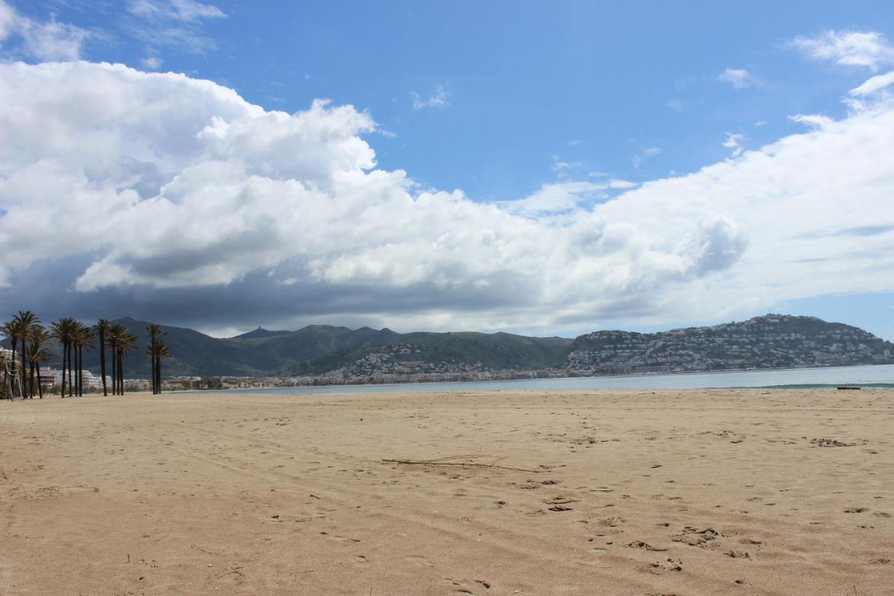 Beautiful Apartment 75M2 With View At The Beach, Pool, Parking Roses Exterior photo