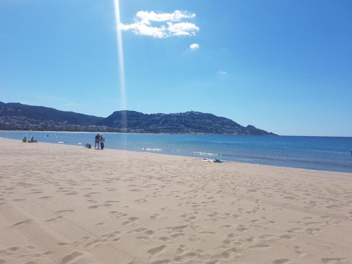 Beautiful Apartment 75M2 With View At The Beach, Pool, Parking Roses Exterior photo