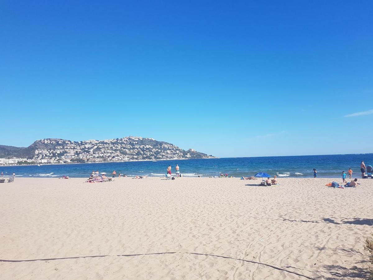 Beautiful Apartment 75M2 With View At The Beach, Pool, Parking Roses Exterior photo